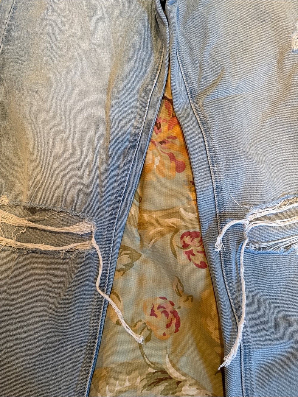Vervet Light Wash Straight Leg Distressed Jeans size 28 - Picture 2 of 4